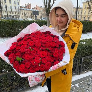 большой букет красных роз в Черновцах