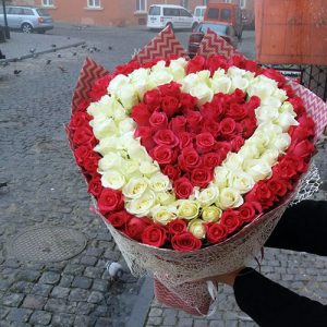 101 троянда серцем - червона, біла, червона