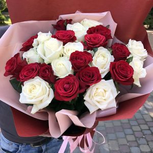 21 червона та біла роза в Чернівцях фото