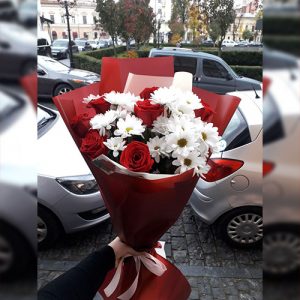 5 червоних троянд і білі хризантеми фото букета