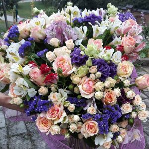 яскравий мікс квітів на свято у Чернівцях фото