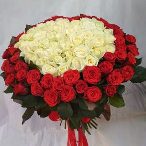 букет в виде сердца красные и белые розы в Черновцах фото