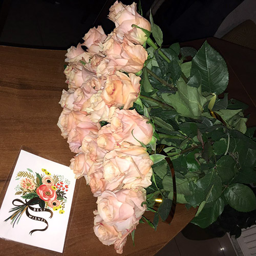 букет персиковых роз и открытка фото