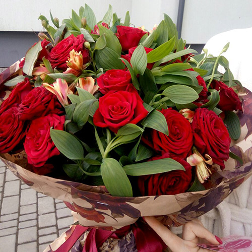 букет из красных роз и альстромерий фото