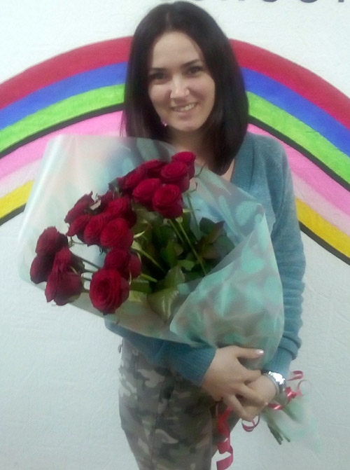 дівчина з букетом червоних троянд фото