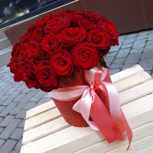 51 червона троянда в капелюшній коробці в Чернівцях фото