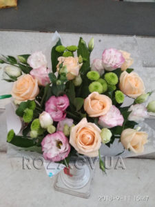 розы, эустомы и хризантемы букет микс фото