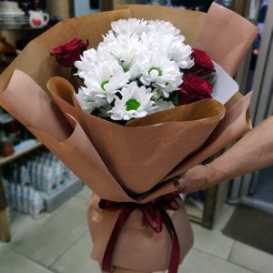 букет троянди та білі хризантеми фото