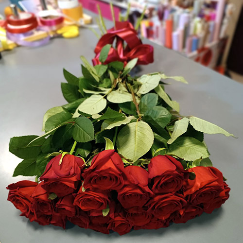 букет з 15 червоних троянд у Чернівцях фото