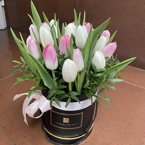 букет тюльпанов в коробке фото