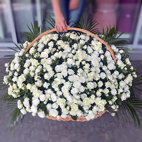 Фото товара 200 кустовых роз в корзине у Чернівцях