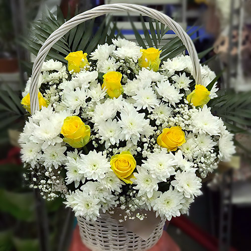 Фото товара Корзина "Белые хризантемы, жёлтые розы" у Чернівцях