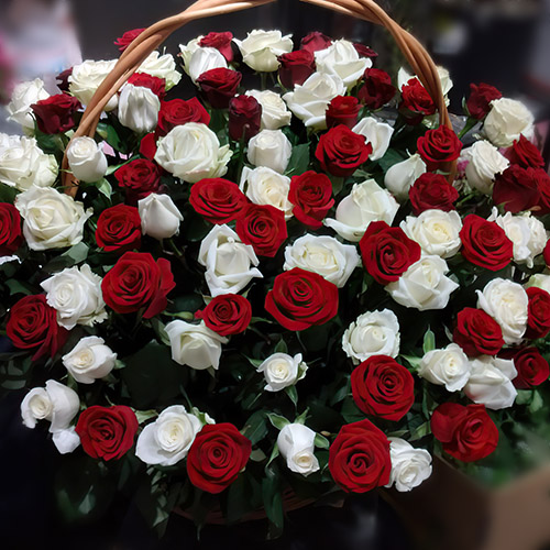 Фото товара Кошик червоних і білих троянд у Чернівцях