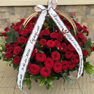 большая корзина красных роз на похороны в Черновцах фото