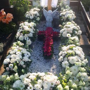 ікебана на похорон з троянд