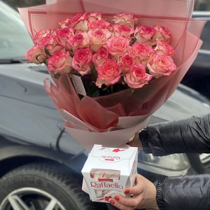 25 розовых роз с конфетами в сумах фото
