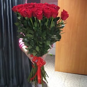 25 високих імпортних троянд в Чернівцях фото