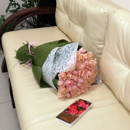 букет розовых роз и коробка конфет надень рождения фото