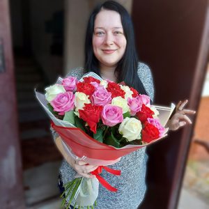 21 разноцветная роза в Черновцах фото букета