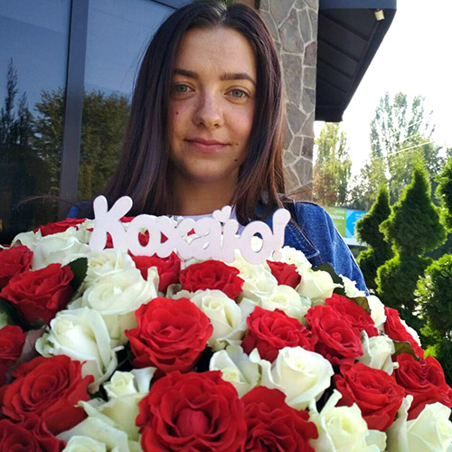 Огромный букет красно-белых роз для девушки фото